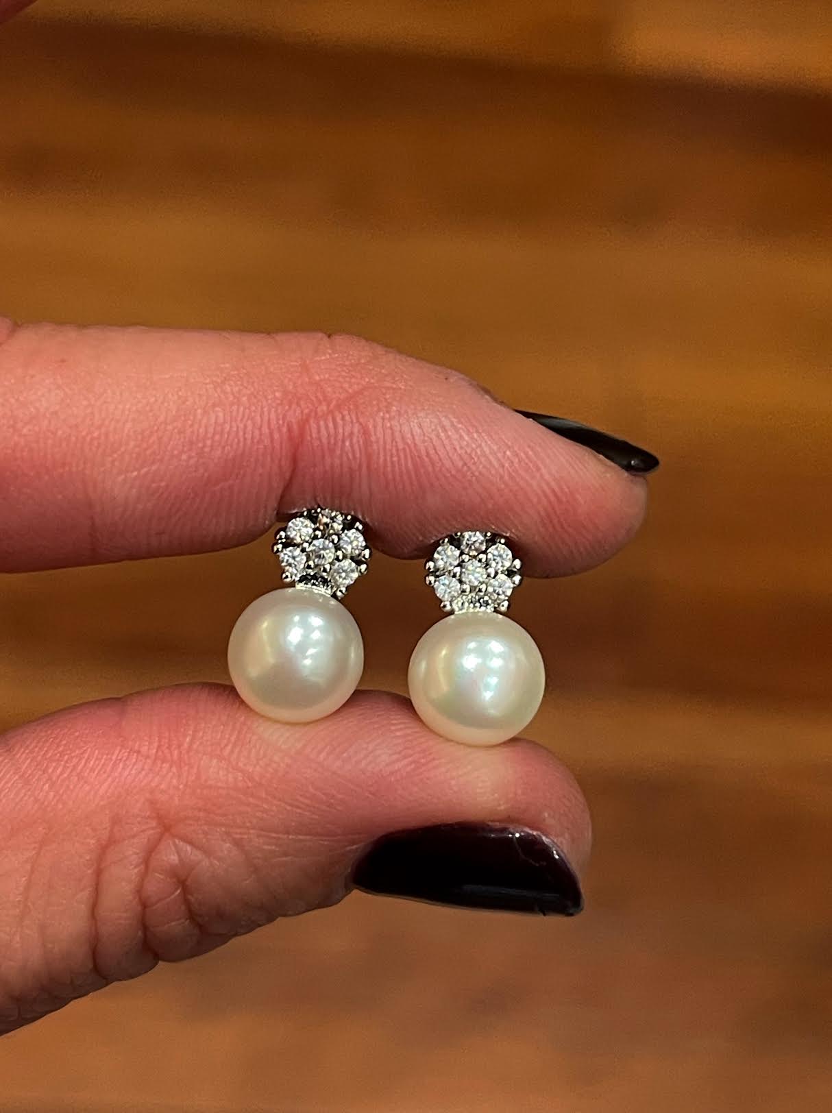 Aros Hippie Chic bañados en plata con elegante perla natural blanca y circones. Largo 1.5 cm.