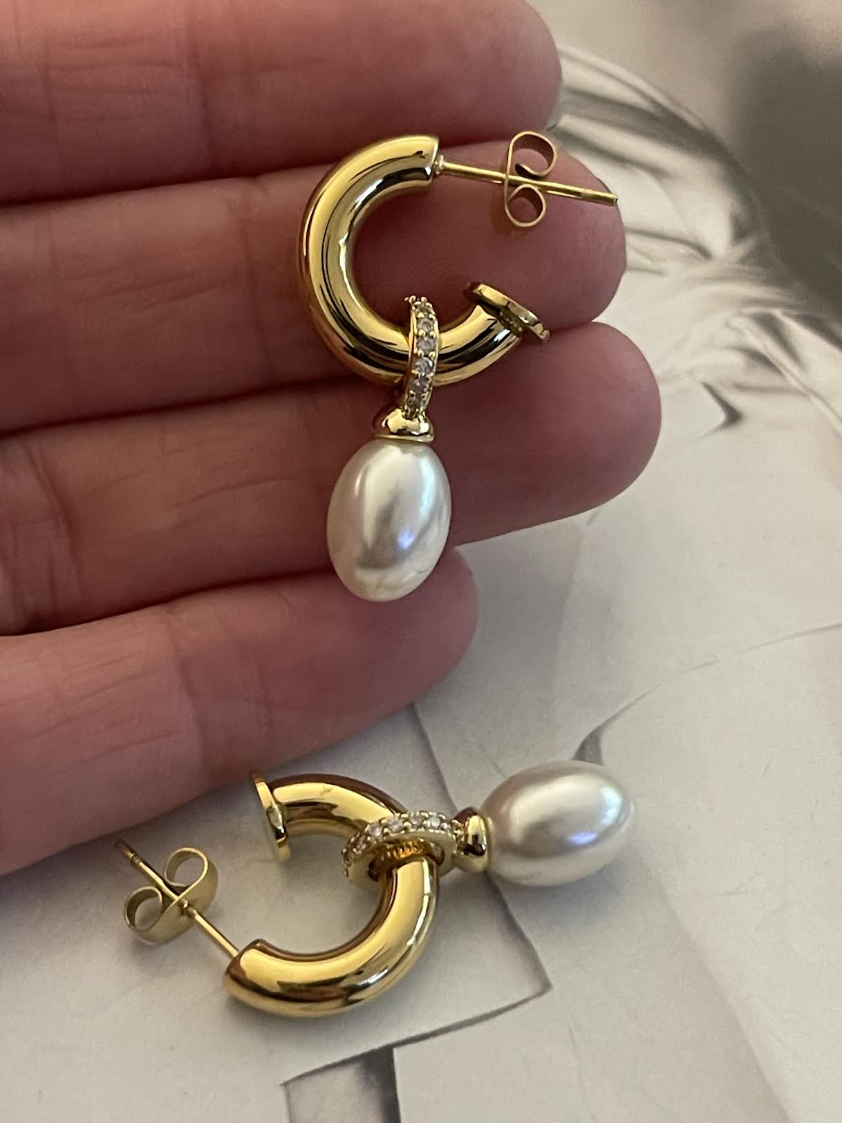 Aros Hippie Chic de acero inoxidable dorado, circones y preciosa perla natural blanca. Largo 3 cm.
