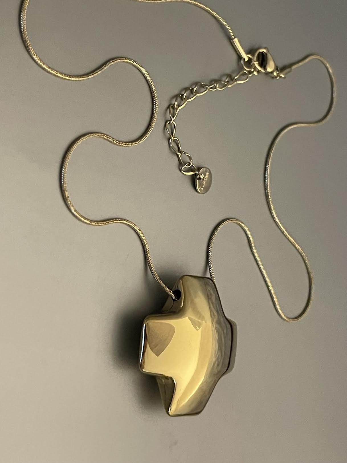 Collar Hippie Chic corto de acero inoxdable dorado y preciosa cruz en relieve. Largo 47 cm.