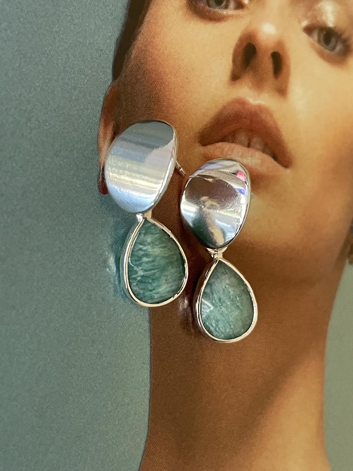Aros Hippie Chic bañados en plata con preciosa piedra natural color turquesa. Largo 2.7 cm.