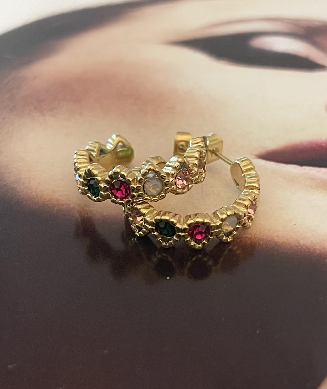 Aros Hippie Chic con base de acero inoxidable dorado y alegres cristales multicolores. Largo 2 cm.