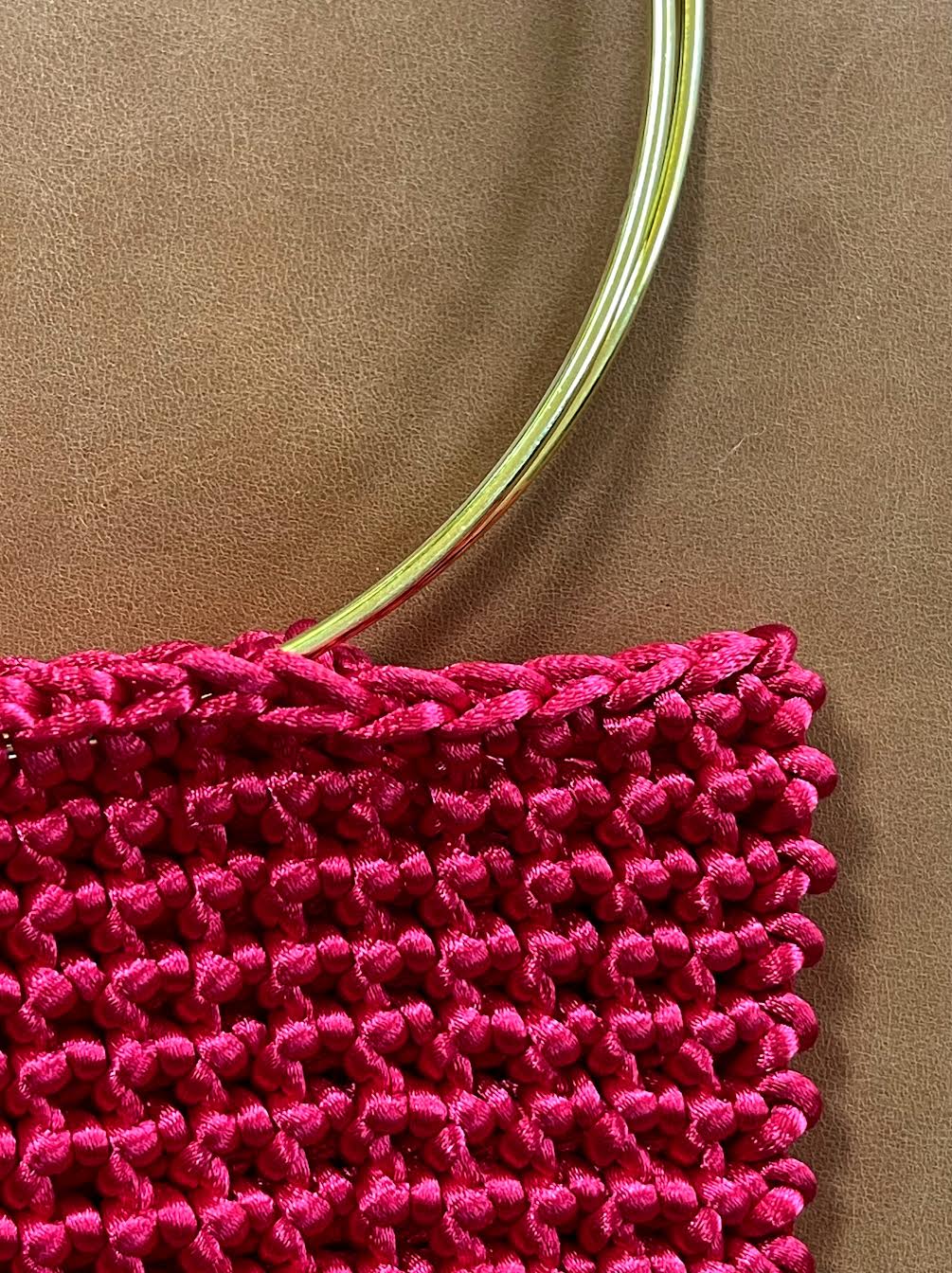Cartera Hippie Chic en alegre color rojo tejida a crochet con mango dorado.
