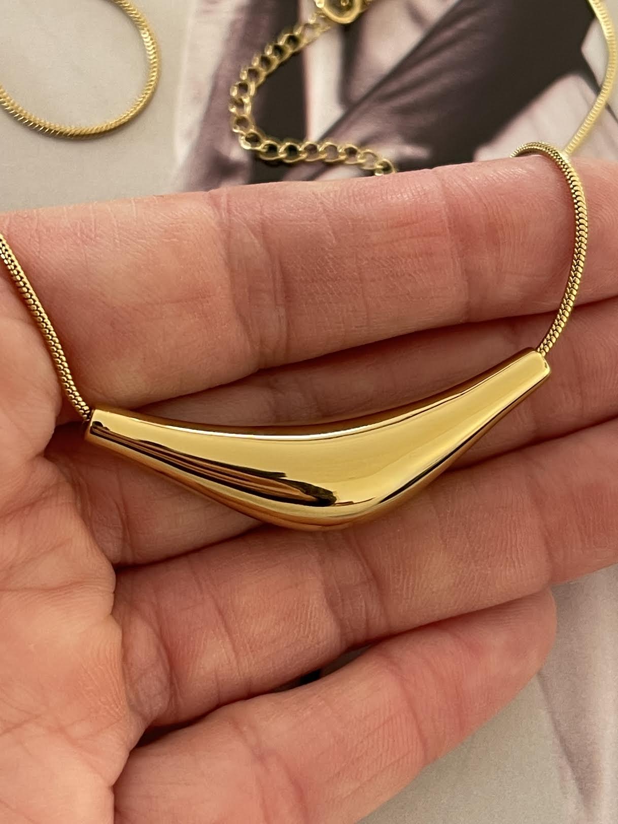 Collar Hippie Chic corto de precioso diseño en acero inoxidable dorado.