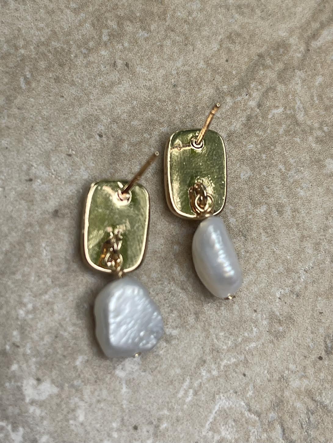 Aros bañados en oro con elegante perla natural blanca — foto 11
