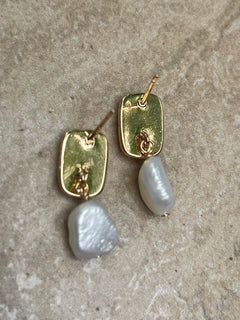 Aros bañados en oro con elegante perla natural blanca — foto 11