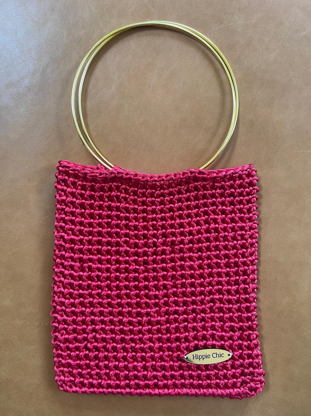 Cartera Hippie Chic en alegre color rojo tejida a crochet con mango dorado.