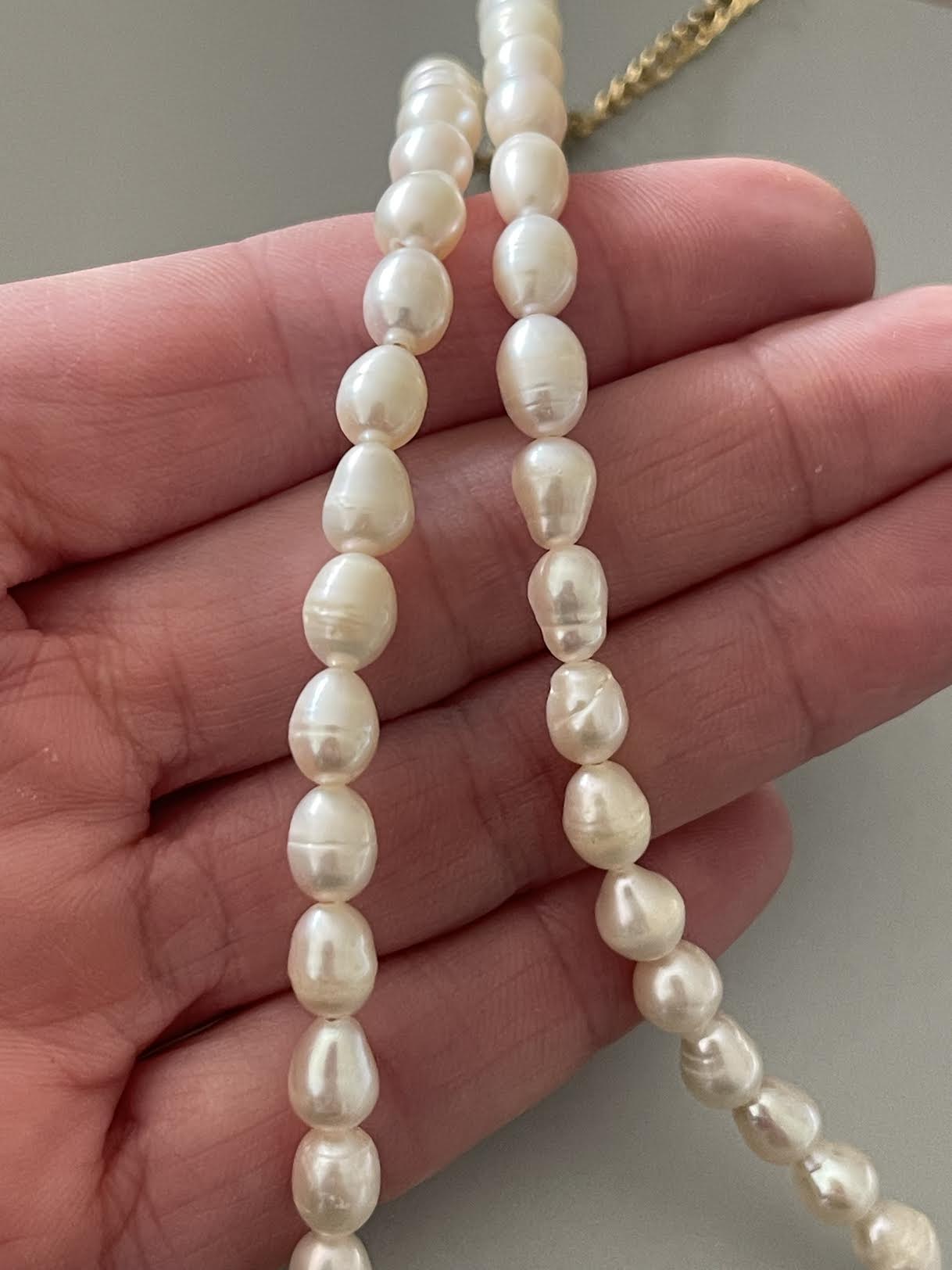 Collar Hippie Chic corto de preciosas perlas naturales blancas con cadena en acero inoxidable dorado.