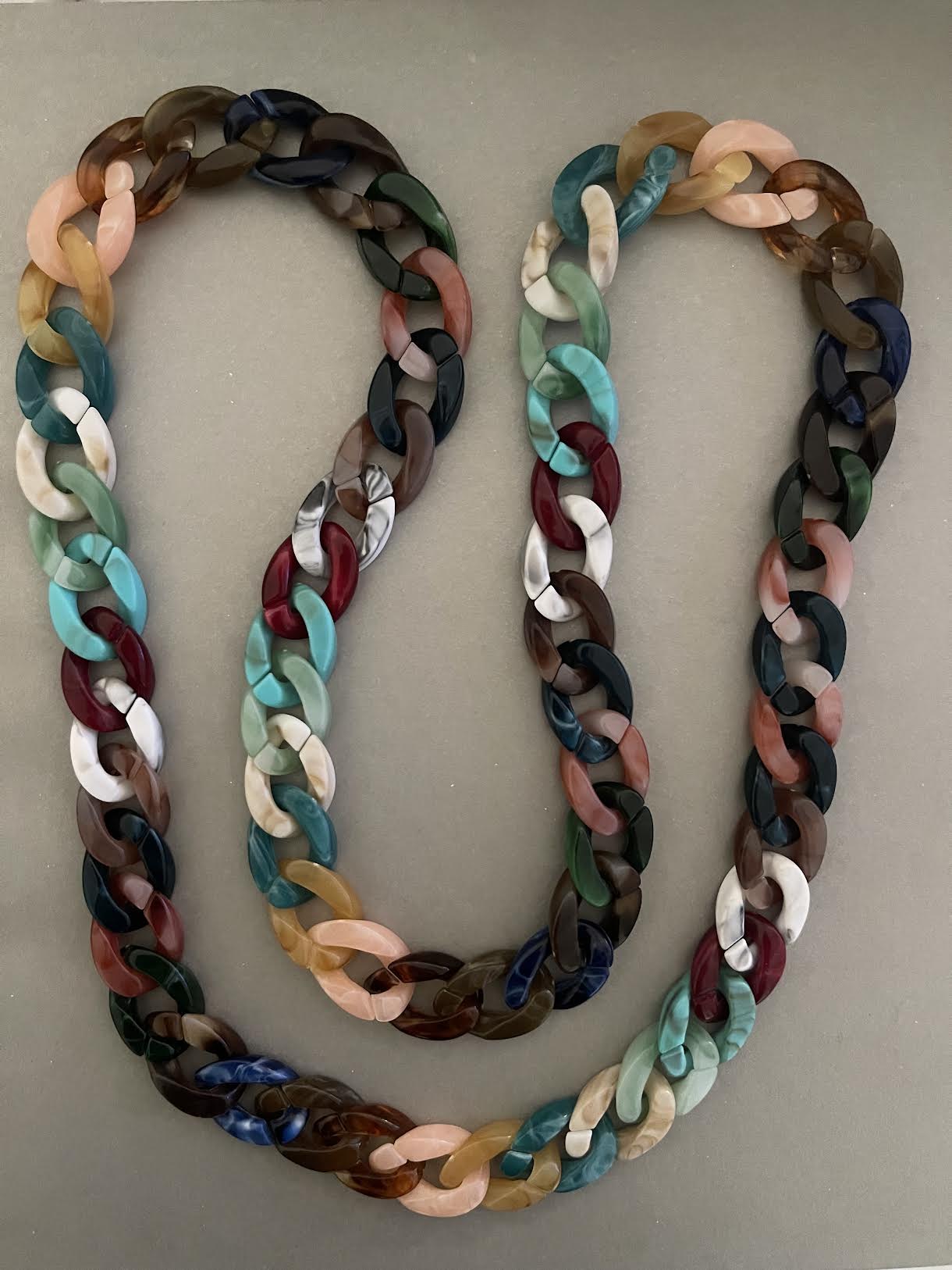 Collar Hippie Chic largo de acrilico en alegres colores. Este es un collar que pide 1 metro y 20 cm por lo que lo puedes usar largo o darle dos vueltas.