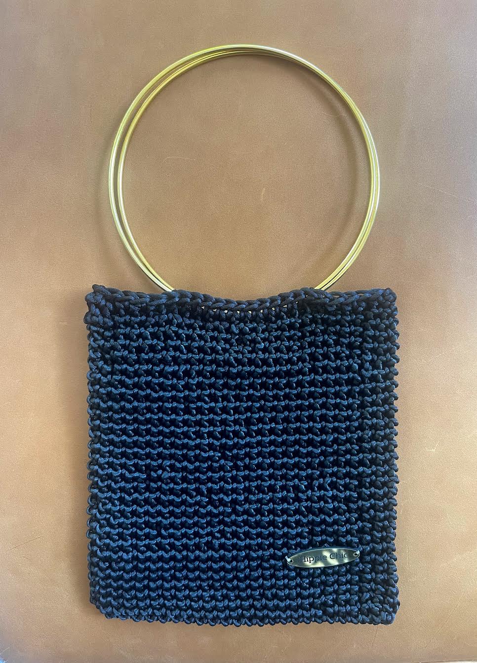 Cartera Hippie Chic en elegante color negro, tejida  a crochet con mango dorado.