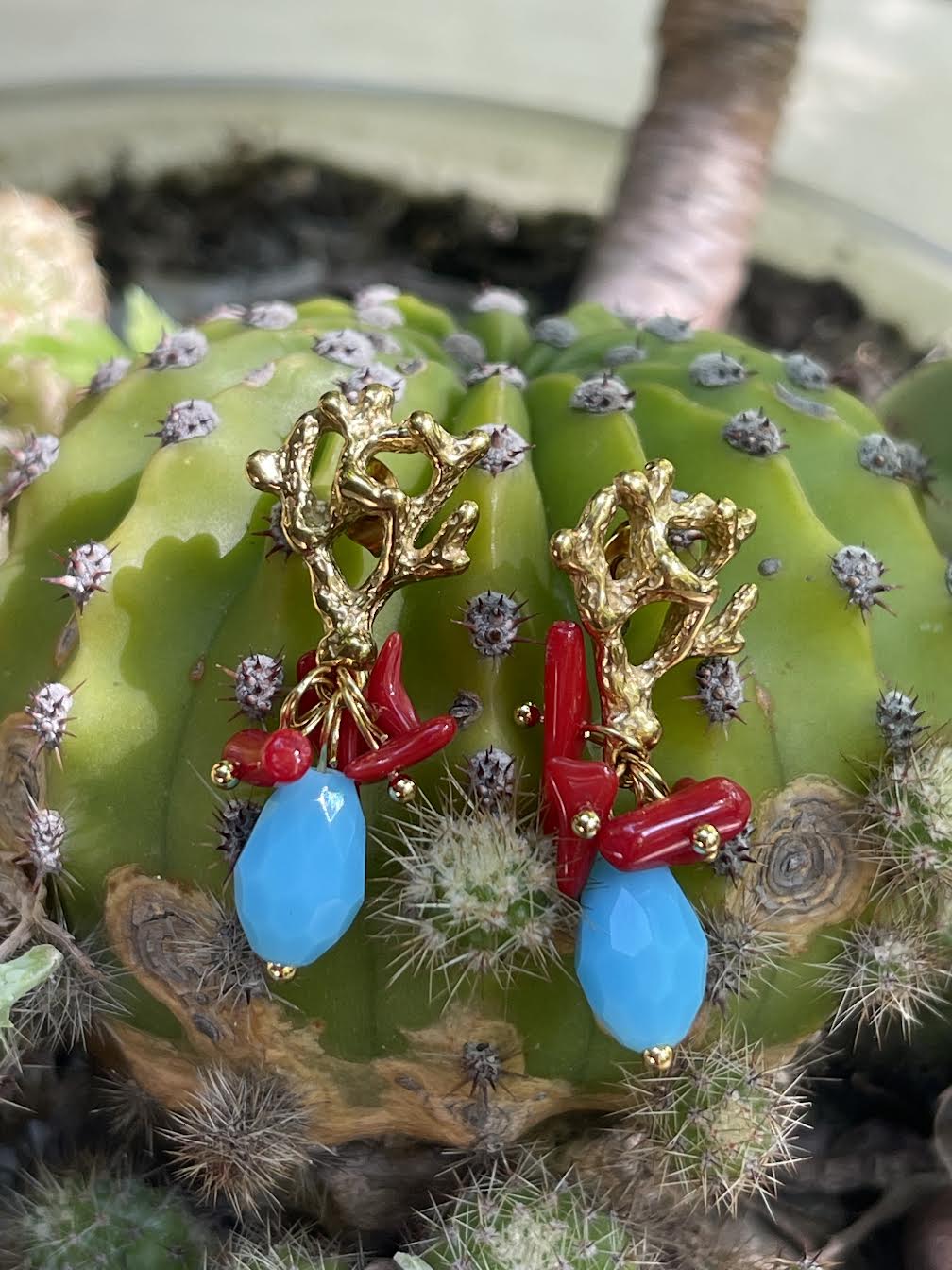 Aros Hippie Chic con alegres motivos de mar, base en acero inoxidable dorado y acrilico. Largo 3.5 cm.