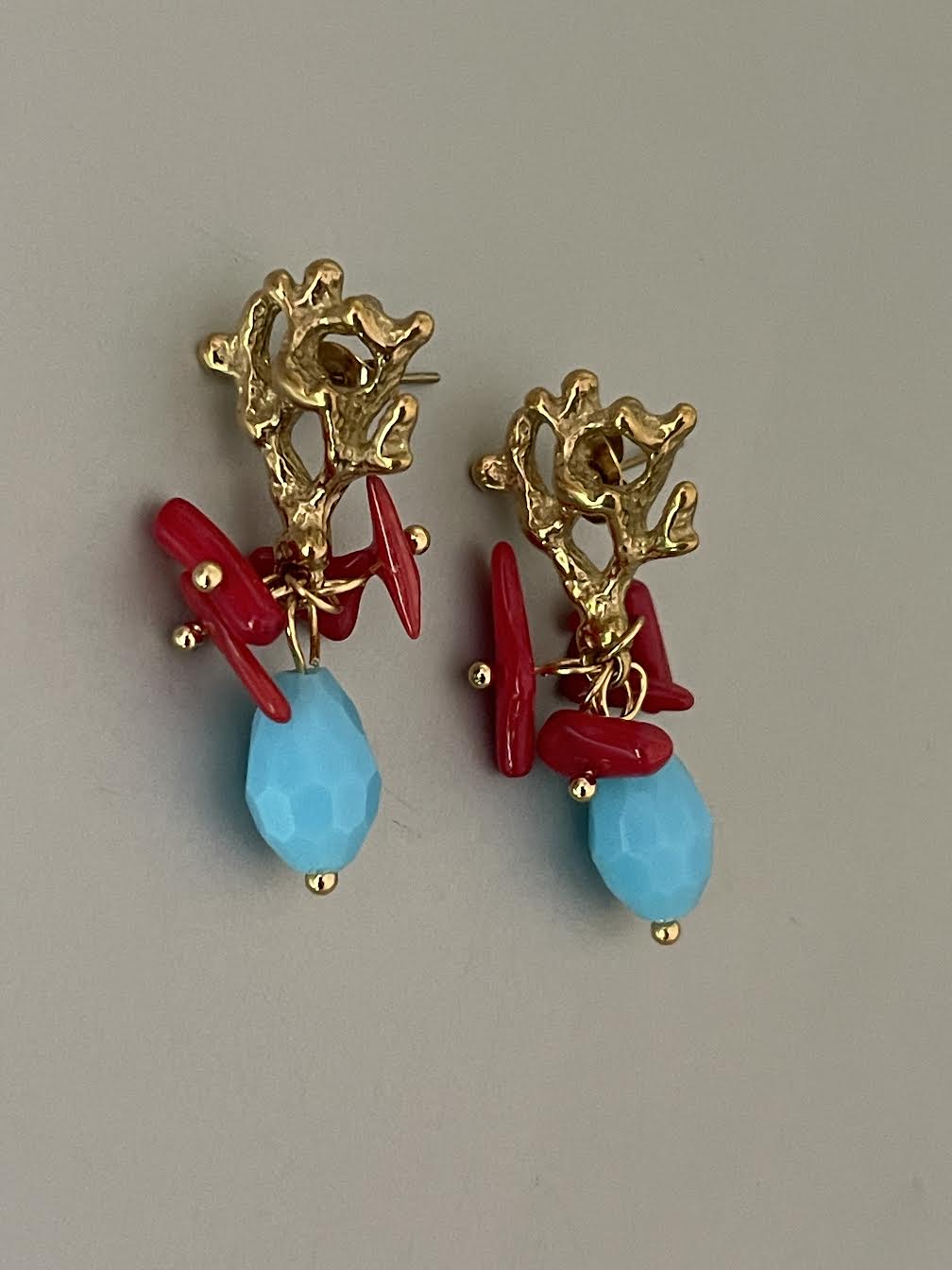 Aros Hippie Chic con alegres motivos de mar, base en acero inoxidable dorado y acrilico. Largo 3.5 cm.