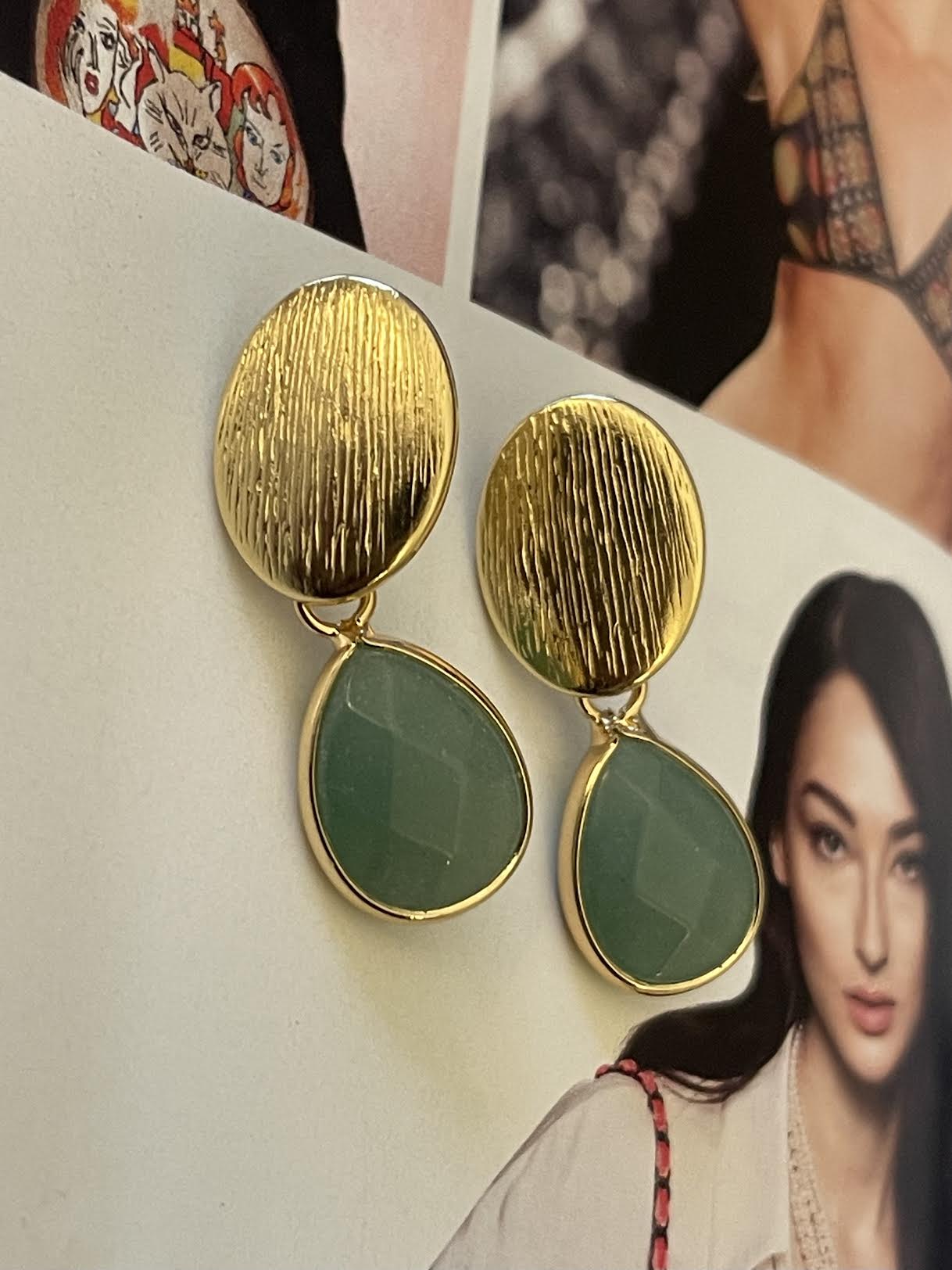 Aros Hippie Chic bañados en oro con preciosa piedra natural verde agua. Largo 3 cm.