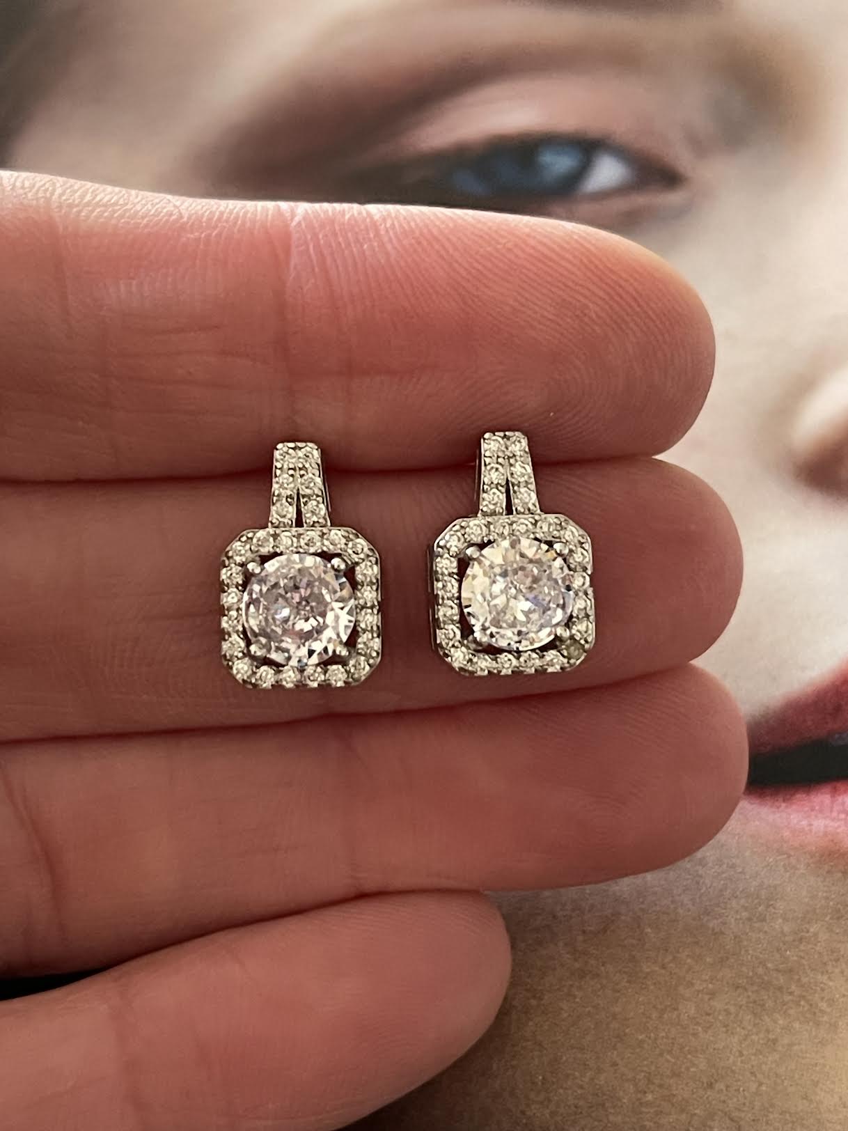 Aros Hippie Chic estilo vintage bañados en plata con elegantes circones. Largo 1.8 cm.