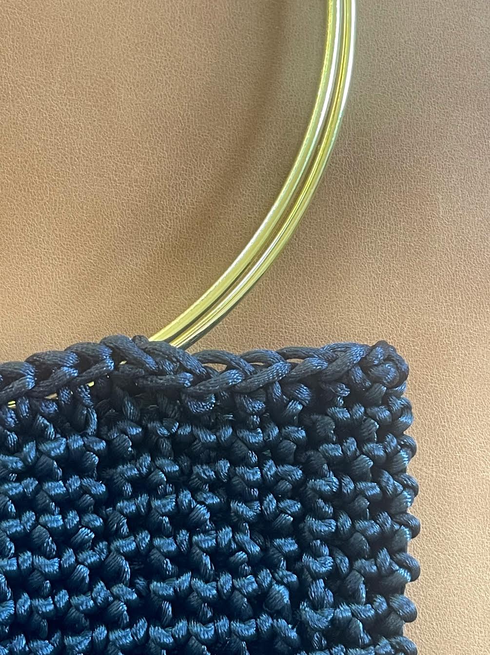 Cartera Hippie Chic en elegante color negro, tejida  a crochet con mango dorado.