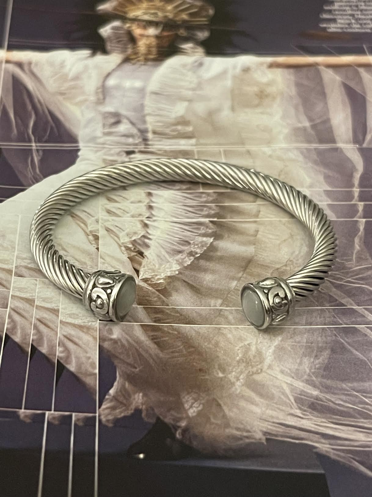 Pulsera Hippie Chic de acero inoxidable plateado y precioso detalle en las puntas con cristal blanco.