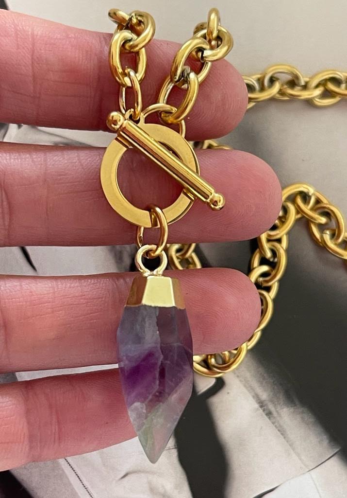Collar Hippie Chic corto de cadena de acero inoxidable dorado con preciosa piedra natural Fluorita.