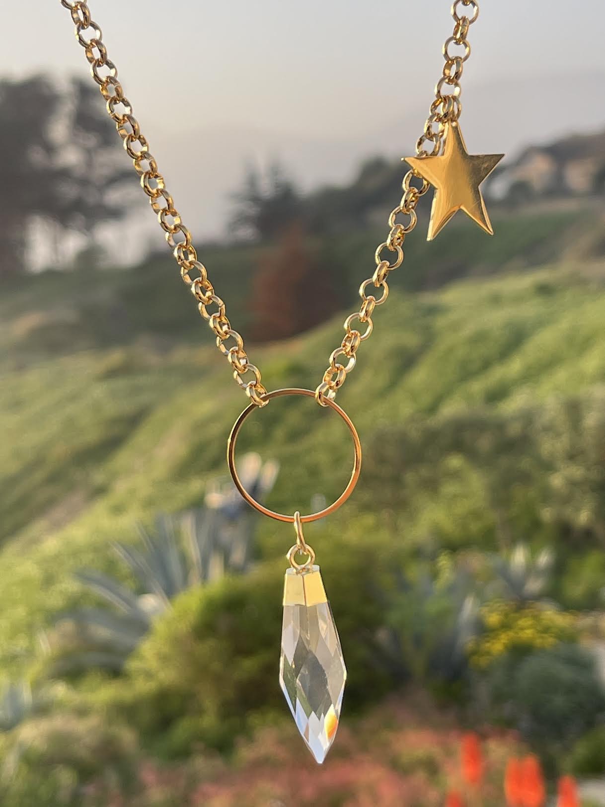 Collar Hippie Chic largo con cadena de acero inoxidable doradora y precioso cuarzo translusido facetado con estrella en acero.