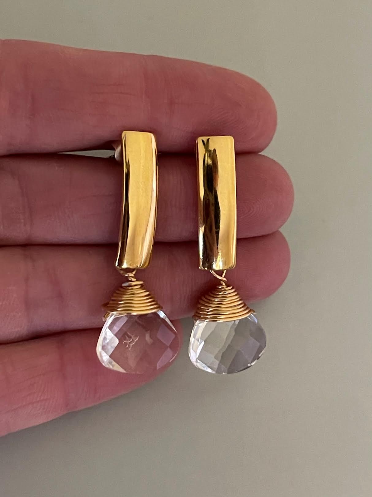 Aros Hippie Chic de acero inoxidable dorado y precioso cristal facetado translusido. Largo 3.6 cm.