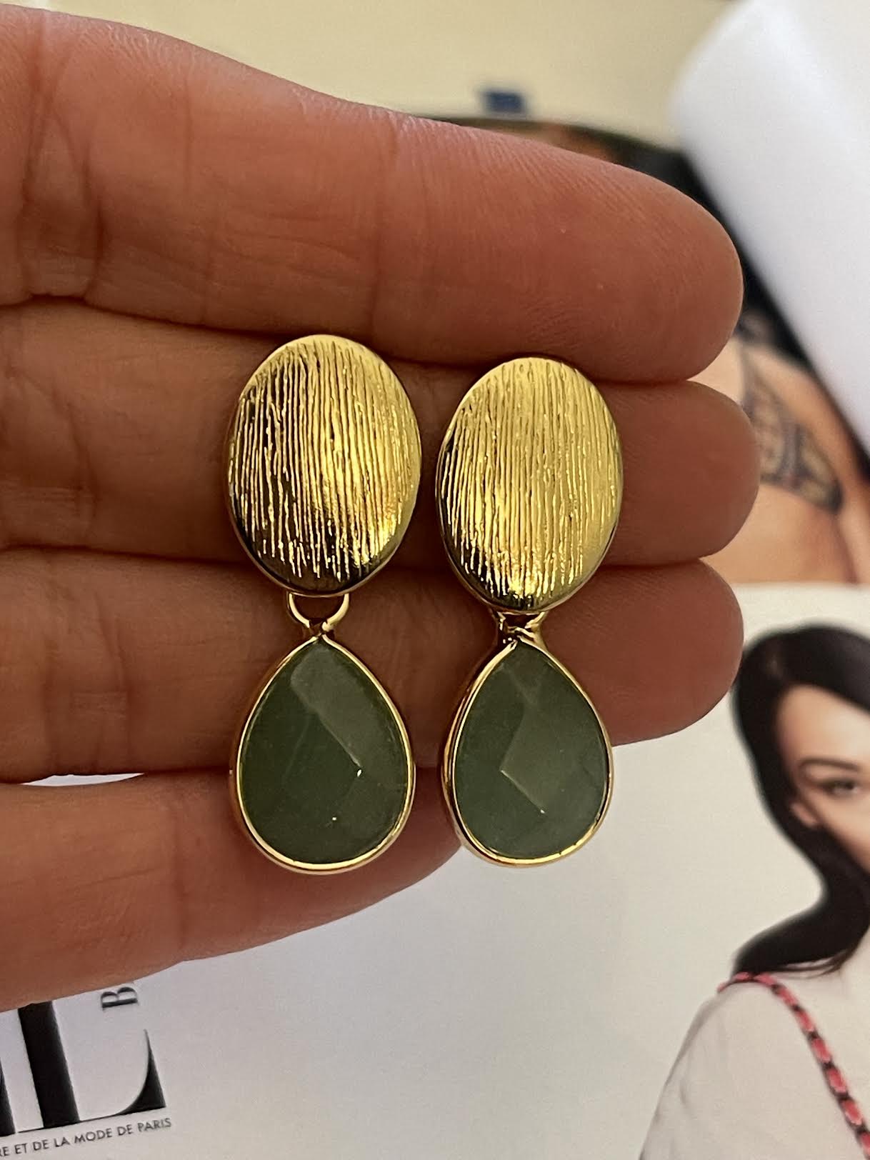 Aros Hippie Chic bañados en oro con preciosa piedra natural verde agua. Largo 3 cm.