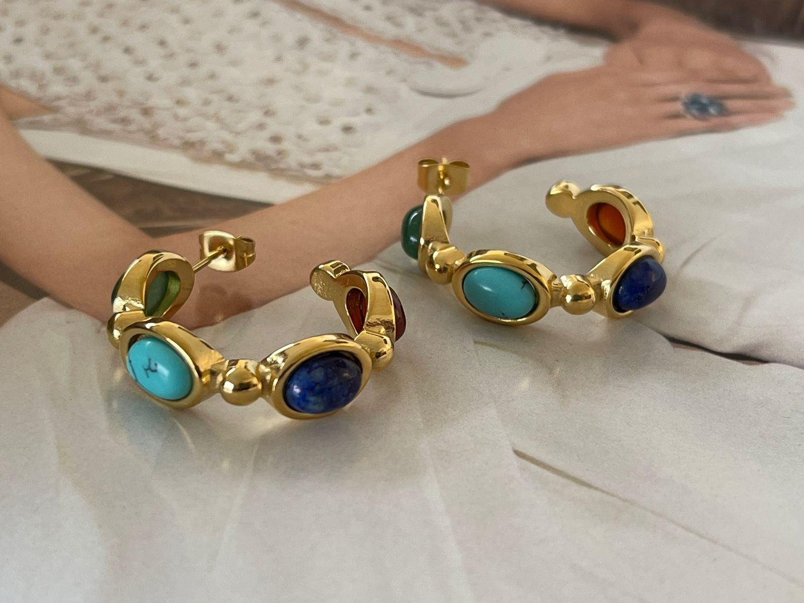 Aros Hippie Chic con base acero inoxidable dorado con coloridas piedras naturales en tonos, verdes, rojos, turquesa y azules.
