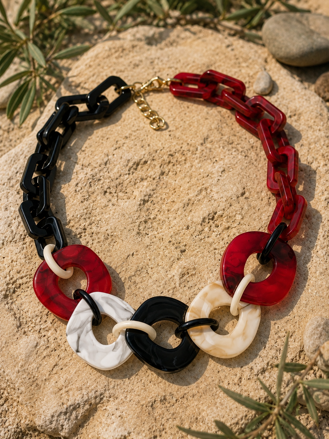 Collar Hippie Chic corto en acrilico de colores negros, rojos, beige y blancos. Largo total 65 cm.