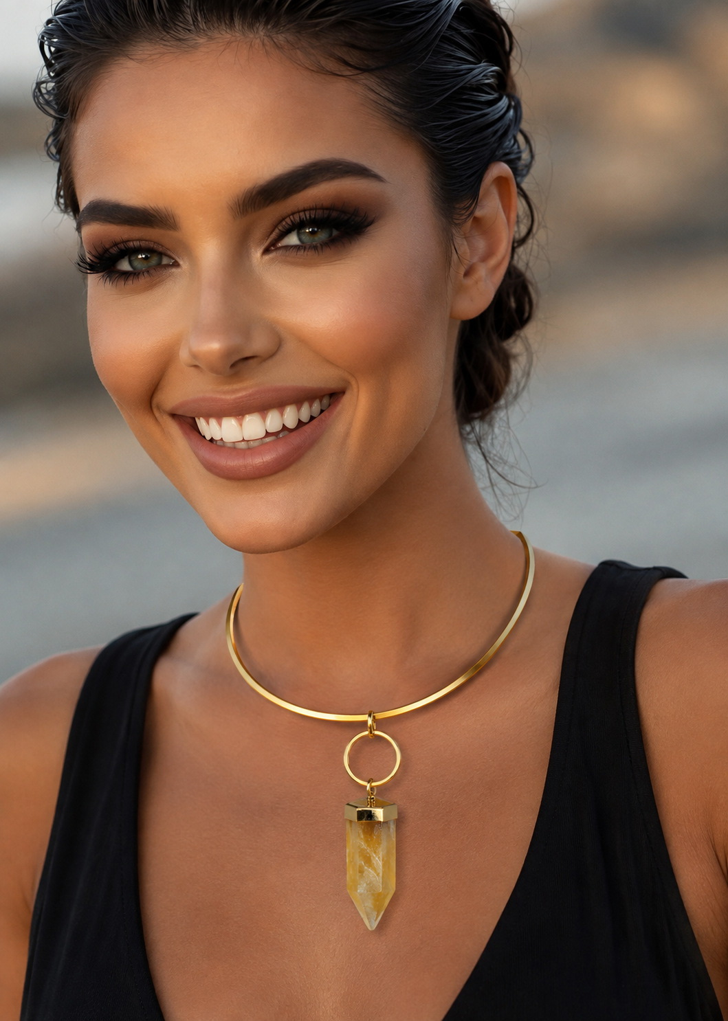 Collar Hippie Chic de acero inoxidable dorado rigido y precioso colgante de piedra Citrino natural.