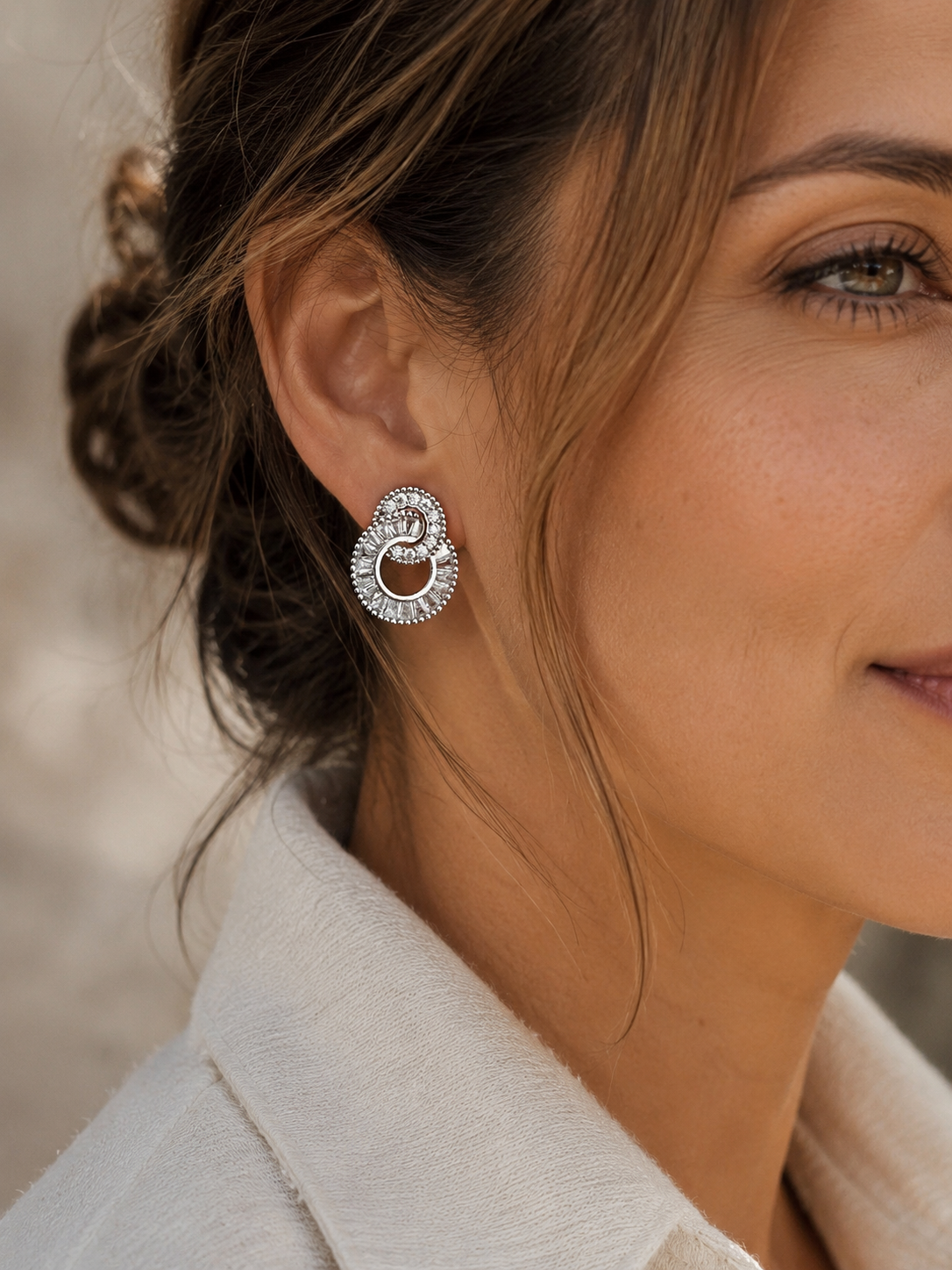Aros Hippie Chic plateados con preciosos circones en su contorno. Largo 1.5 cm.