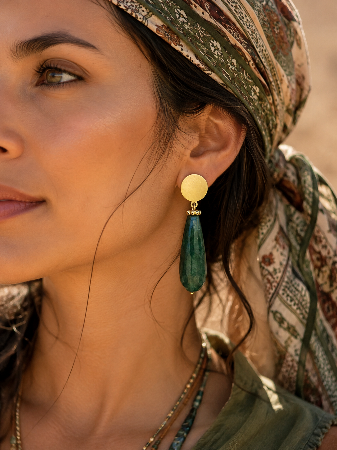 Aros Hippie Chic bañados en oro con maravillosa piedra Agata natural en forma de gota en tonos verdes. Largo 5 cm.