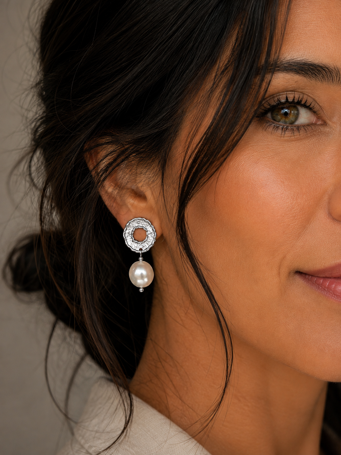 Aros Hippie Chic bañados en plata con preciosa perla de fantasía fina blanca. Largo 3.5 cm.