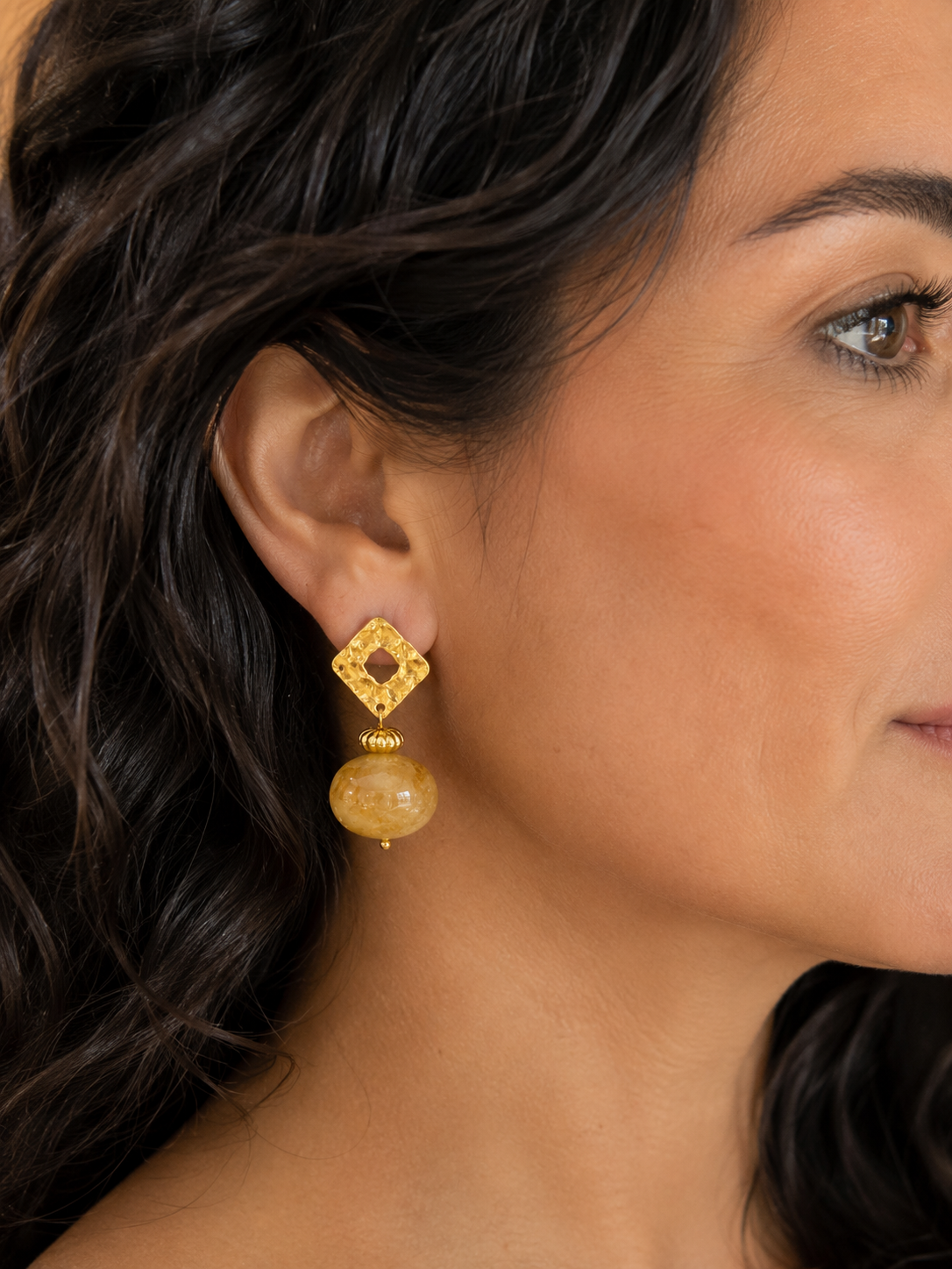Aros Hippie Chic bañados en oro con espectacular citrino natural facetado. Largo 4 cm.