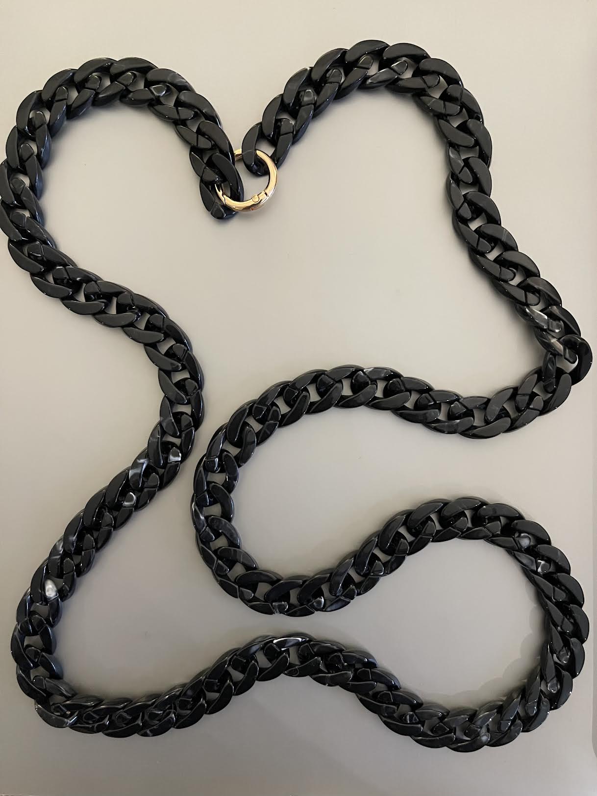 Collar Hippie Chic largo de acrilico en tradicional color negro con suaves vetas blancas y broche dorado. Usalo largo o doble.