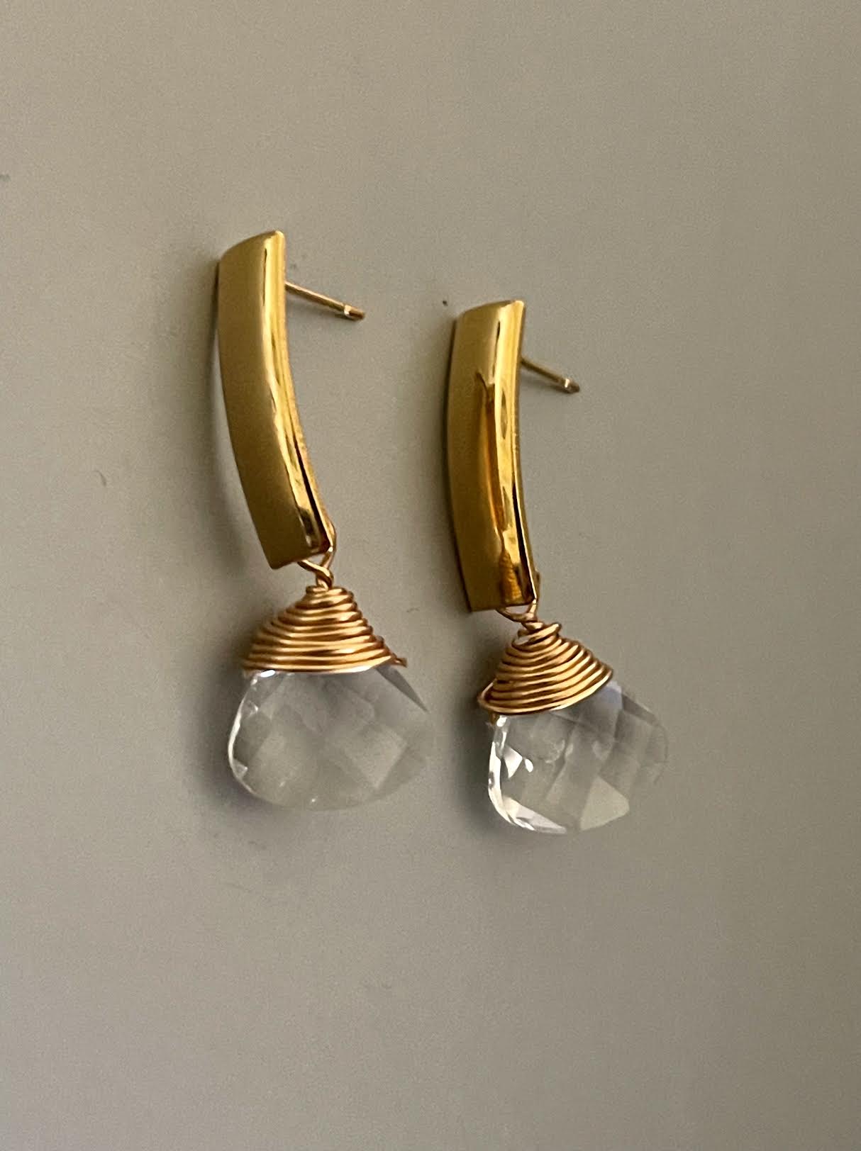 Aros Hippie Chic de acero inoxidable dorado y precioso cristal facetado translusido. Largo 3.6 cm.