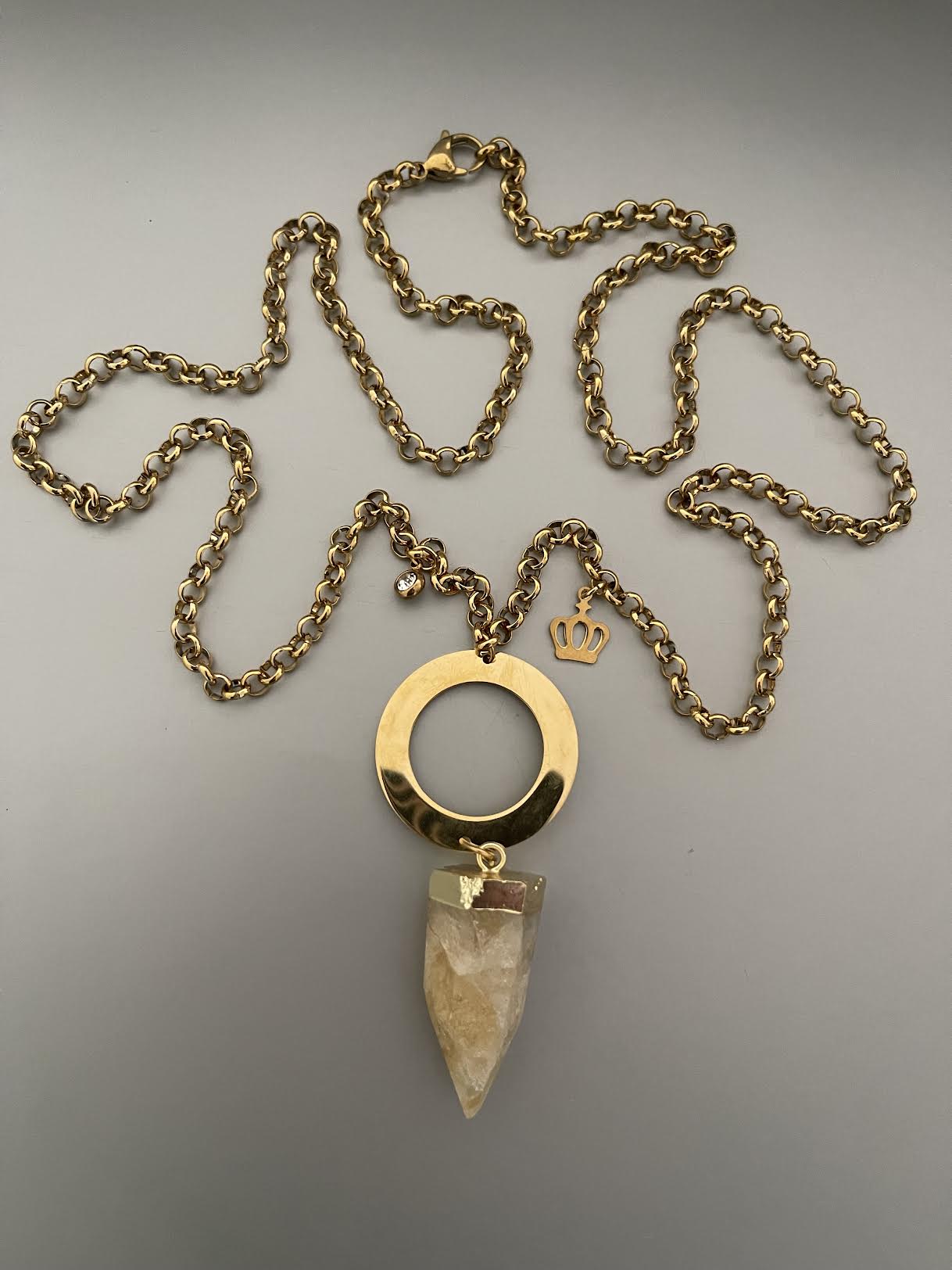Collar Hippie Chic largo con cadena de acero inoxidable dorado, maravillo colgante de Citrino natural y detalles de coronita y punta de luz como mini colgantes.