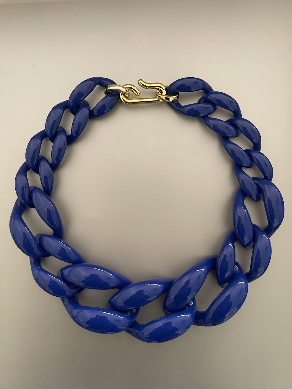 Collar Hippie Chic corto en acrilico en precioso color azul y broche dorado.