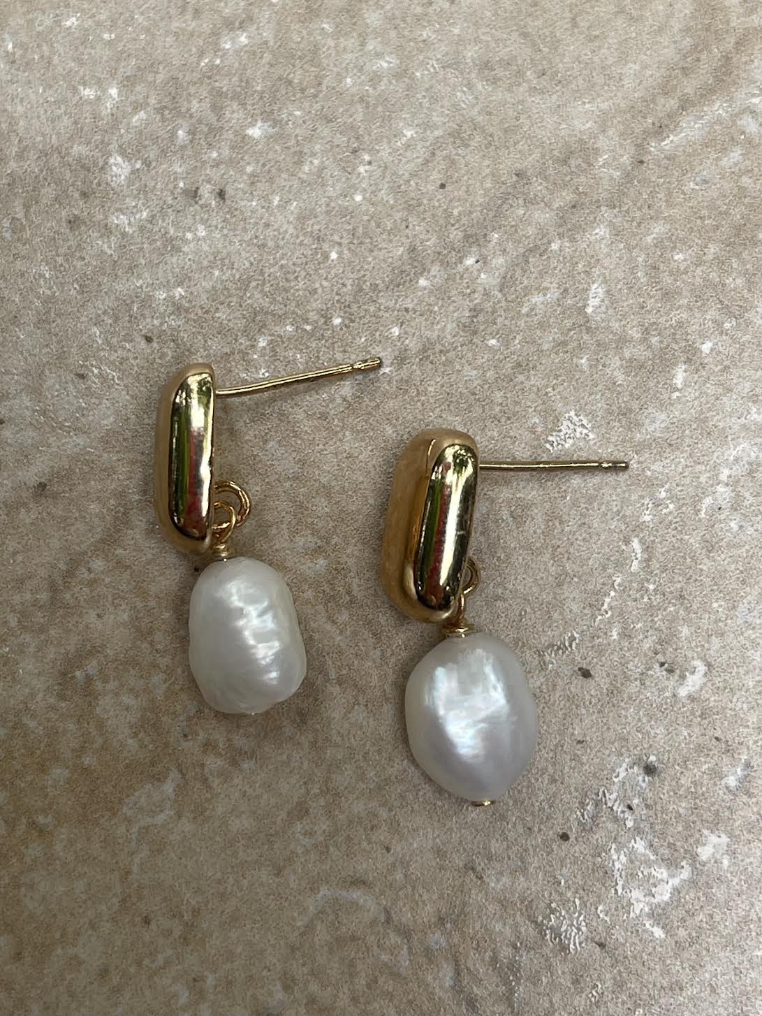 Aros bañados en oro con elegante perla natural blanca — foto 10