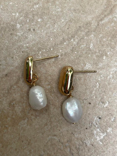 Aros bañados en oro con elegante perla natural blanca — foto 10