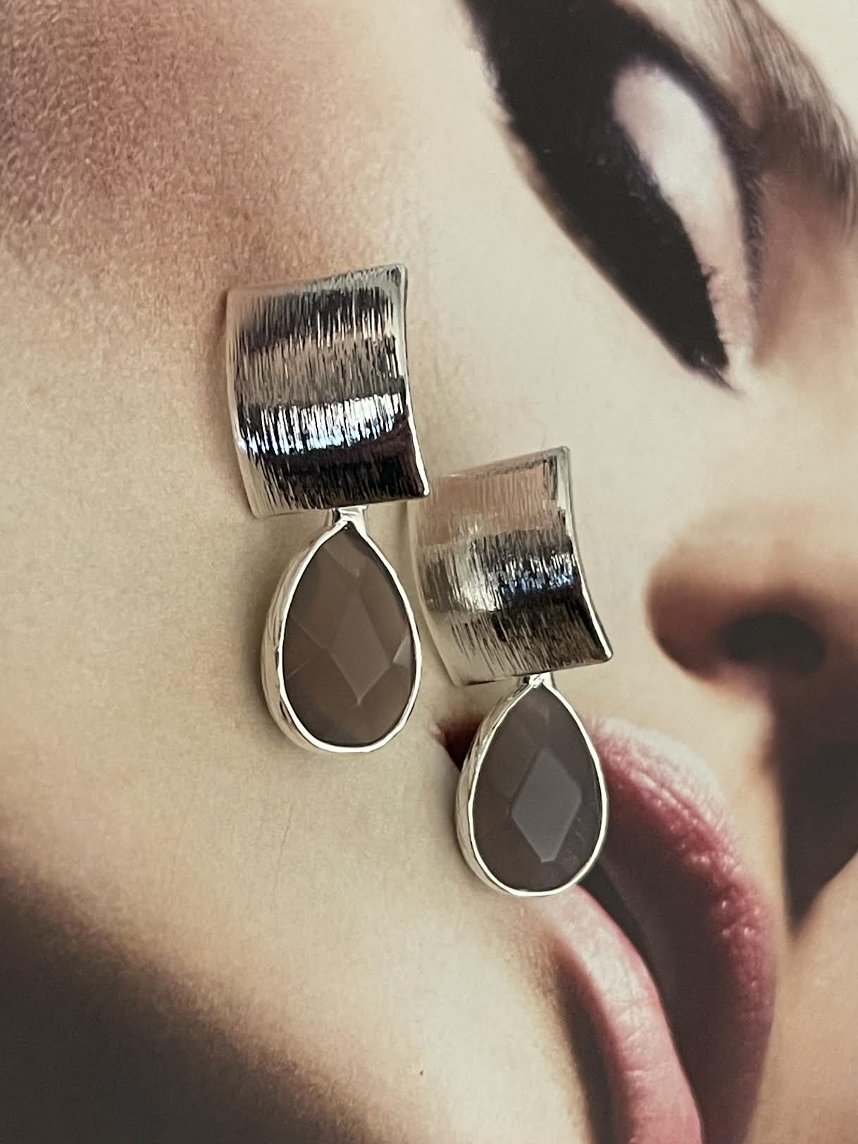 Aros Hippie Chic bañados en plata con preciosa piedra natural gris. Largo 2.8 cm.