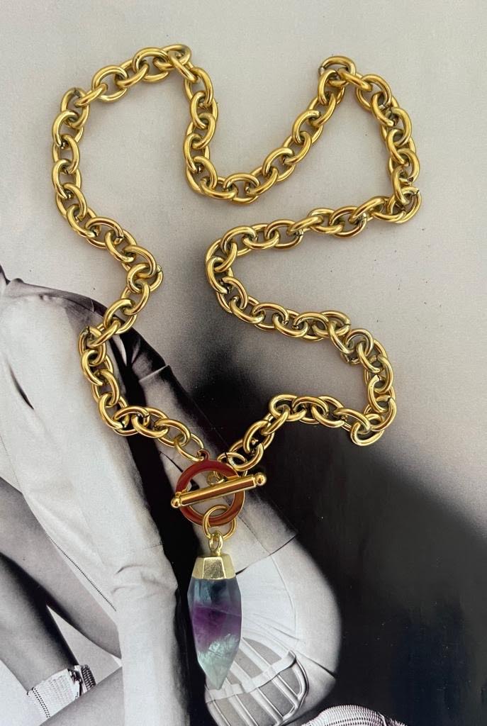 Collar Hippie Chic corto de cadena de acero inoxidable dorado con preciosa piedra natural Fluorita.