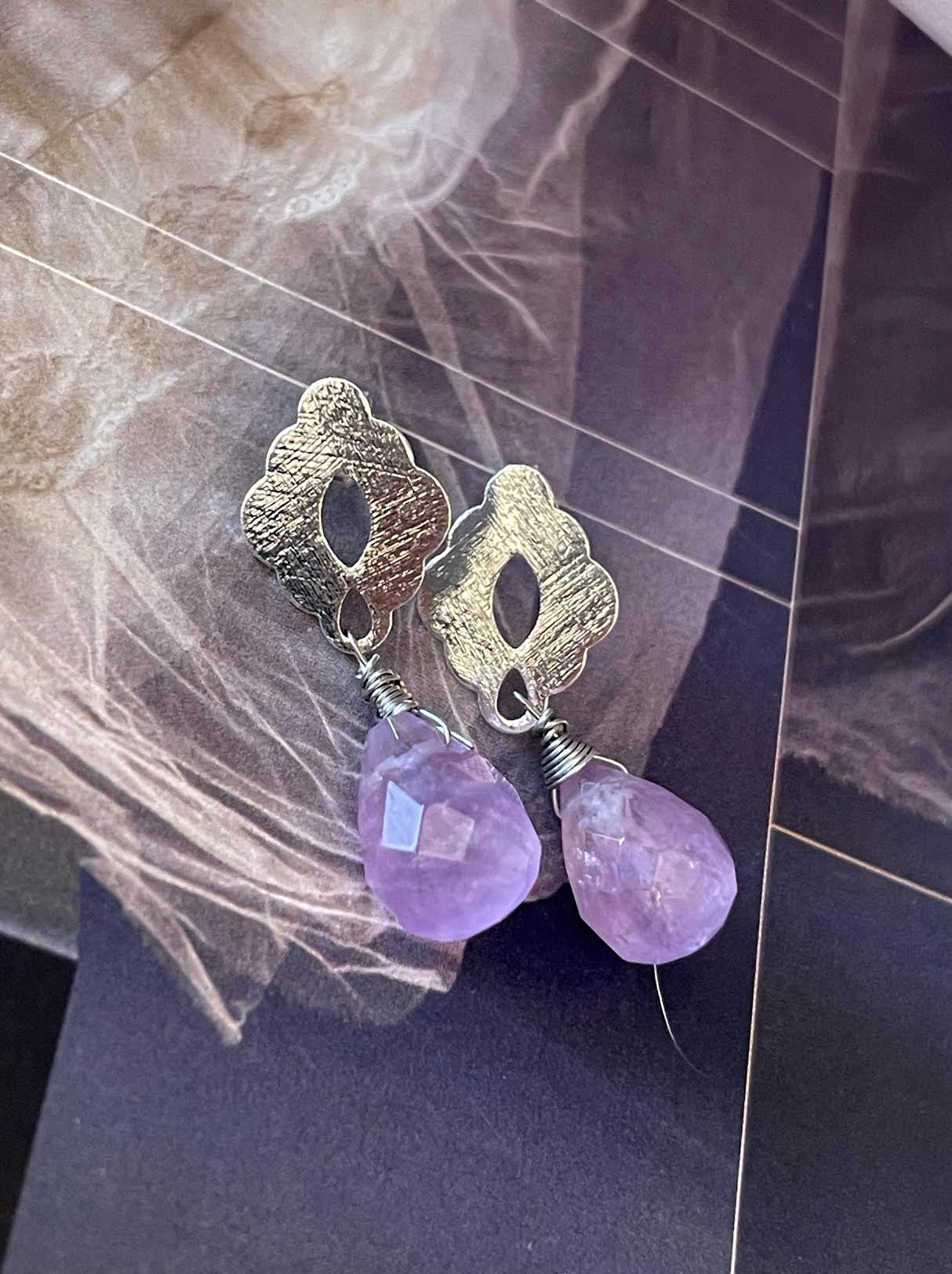 Aros Hippie Chic bañados en plata con precio cuarzo natural en tonos lila. Largo 3.4 cm.