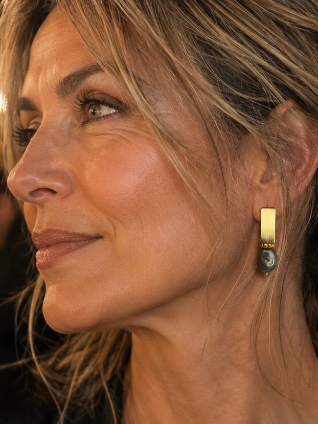 Aros Hippie Chic bañados en oro con maravillosa perla natural de agua dulce negra gris azulada. Largo 3 cm.