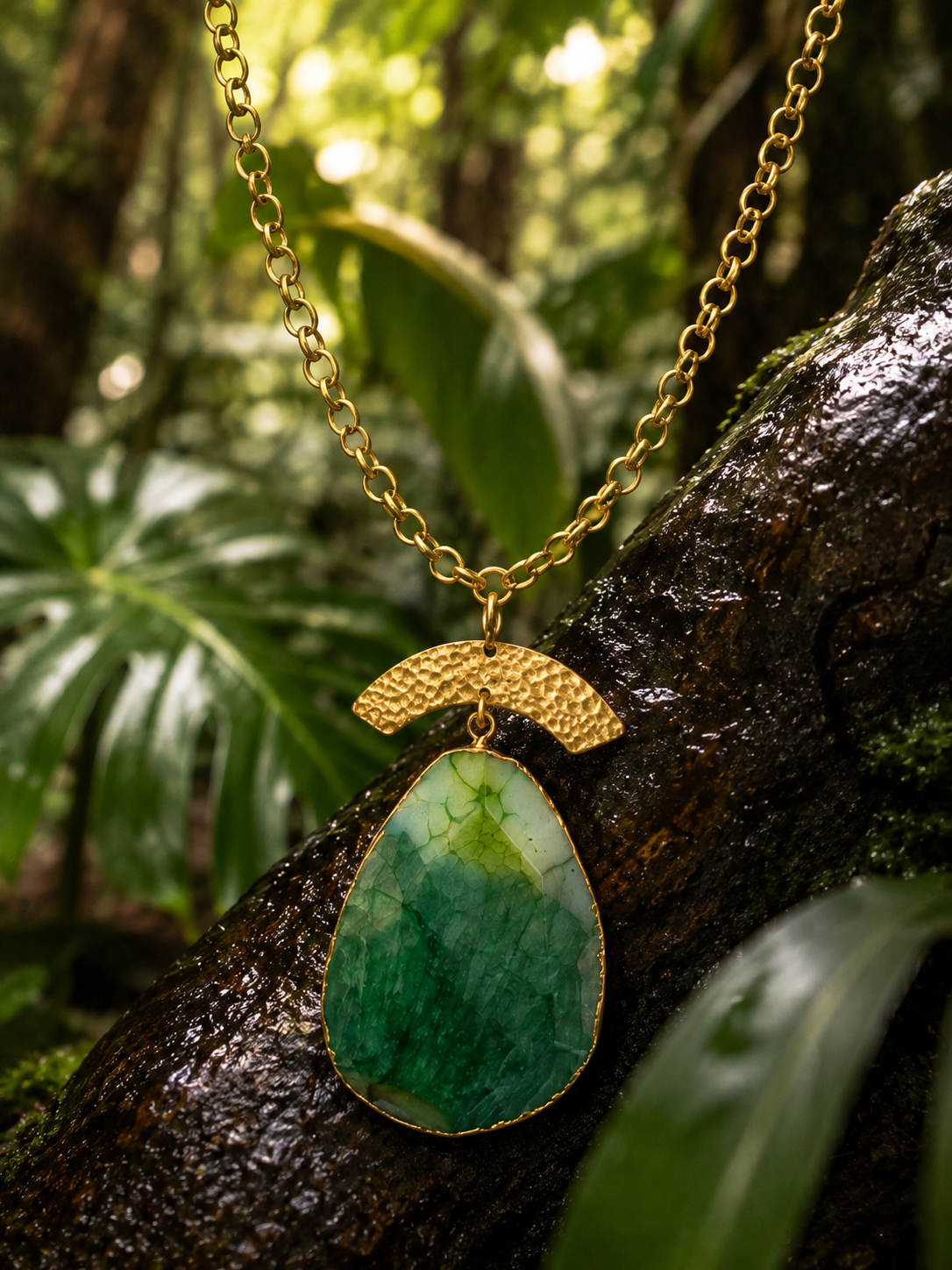 Collar Hippie Chic largo de cadena de acero inoxidable dorado y preciosa Ágata verde.