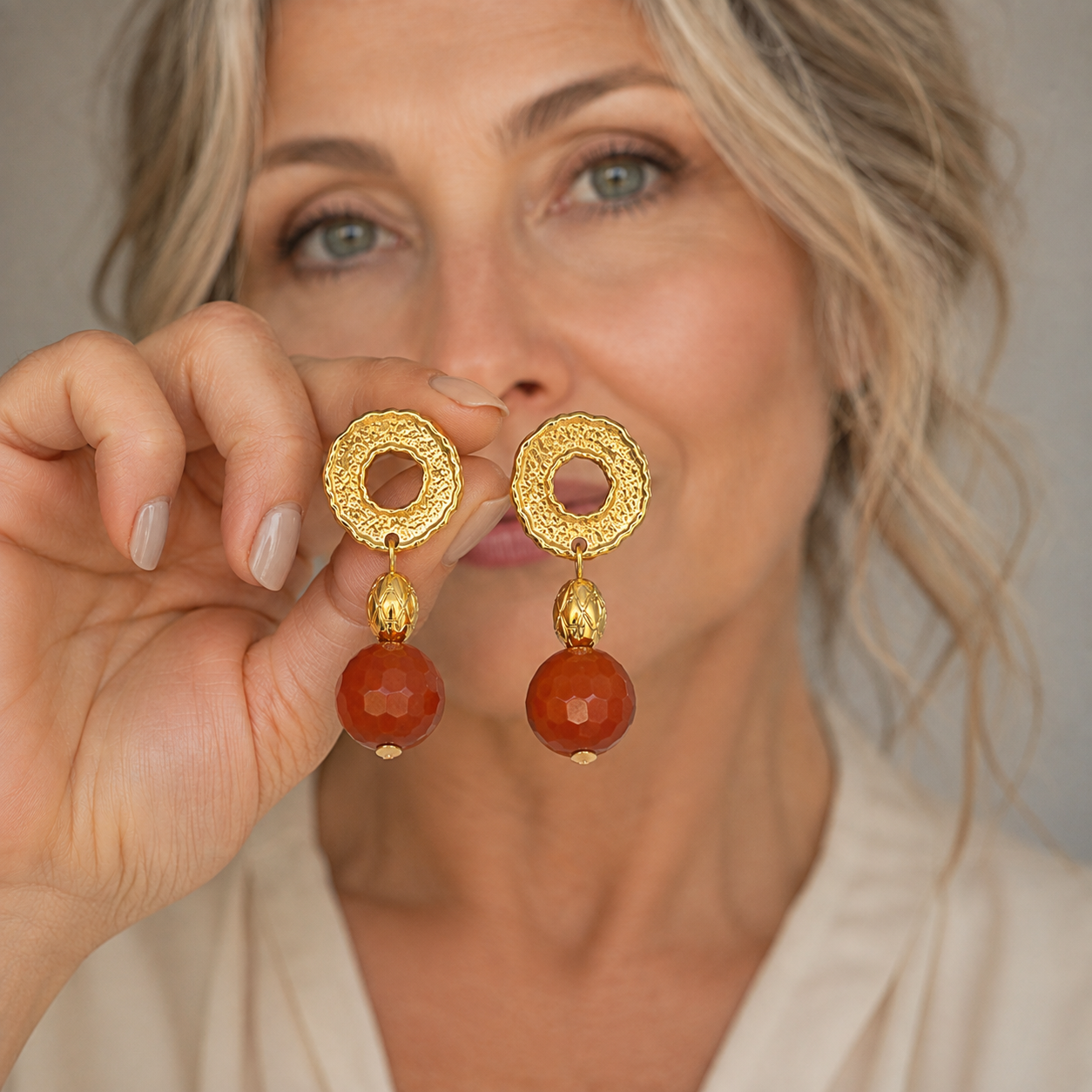 Aros Hippie Chic bañados en oro con alegre piedra Agata en tonos rojos anaranjados. Largo 4 cm.