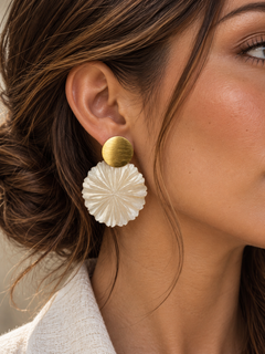 Aros bañados en oro con flor tallada en concha de perla — foto 7