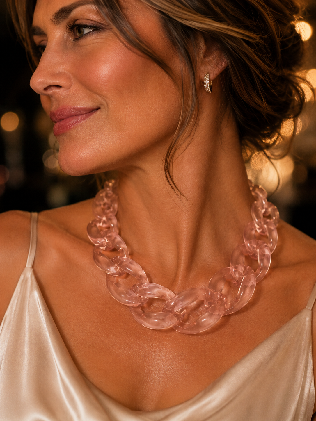 Collar Hippie Chic corto de acrilico en elegante color champaña con toques rosados translucidos y cierre dorado.
