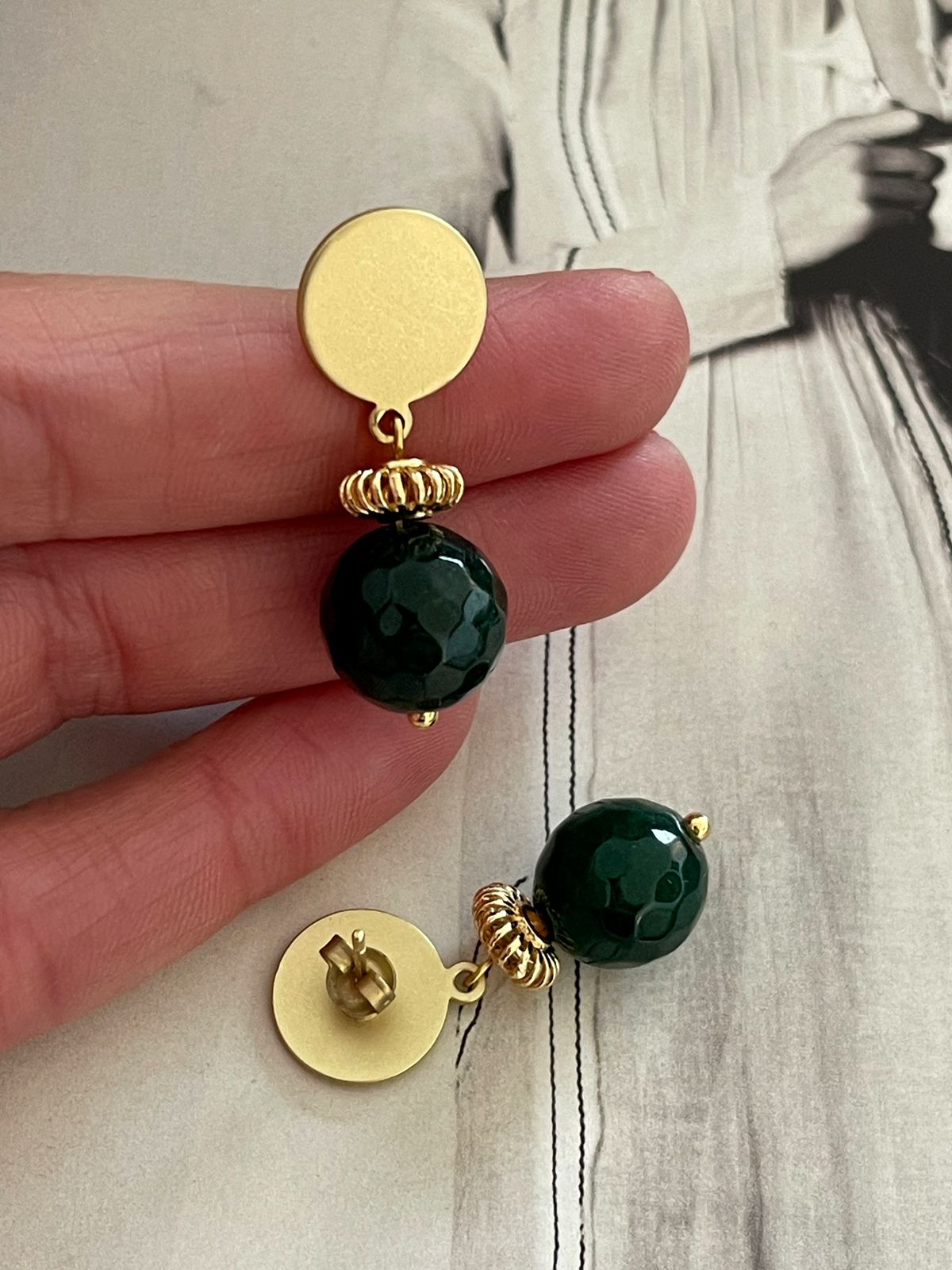 Aros Hippie Chic bañados en oro con elegante Agata facetada verde oscuro.