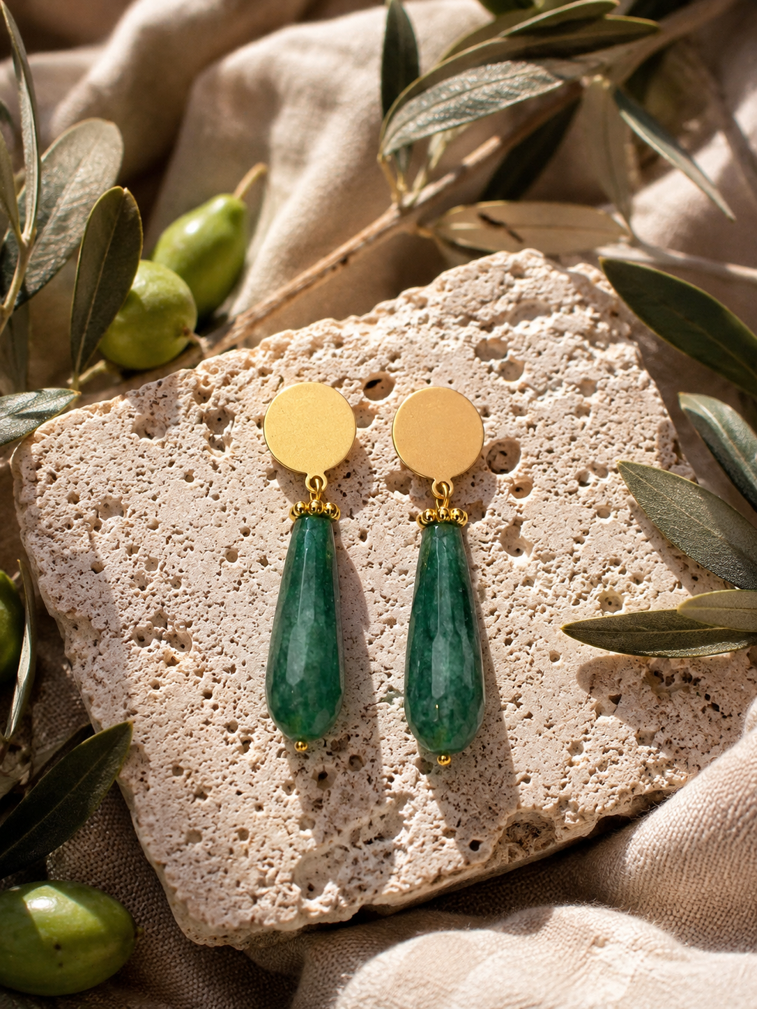Aros Hippie Chic bañados en oro con maravillosa piedra Agata natural en forma de gota en tonos verdes. Largo 5 cm.