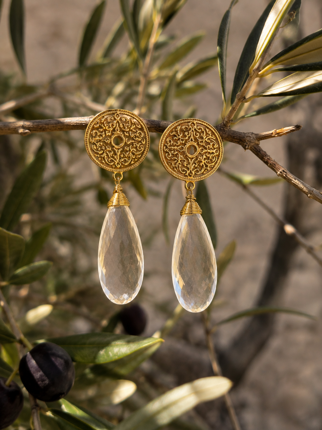 Aros Hippie Chic bañados en oro con espectacular cuarzo translucido facetado. Largo 5 cm.