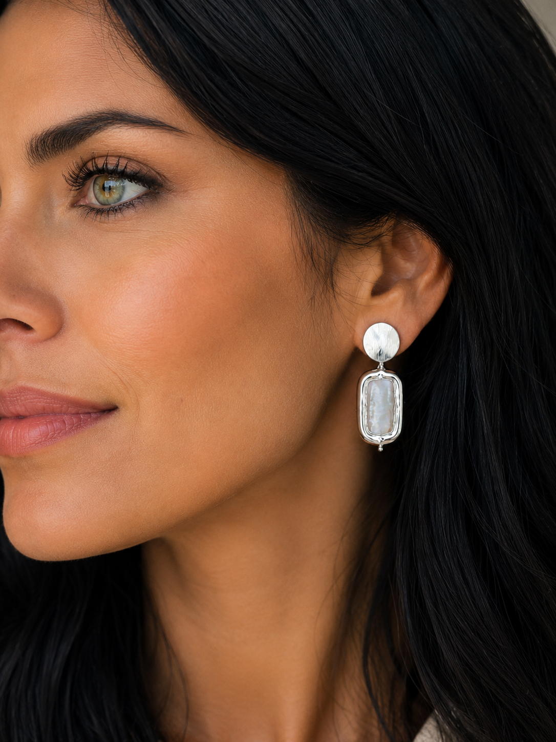 Aros Hippie Chic bañados en plata con elegante perla barroca blanca con borde plateado.