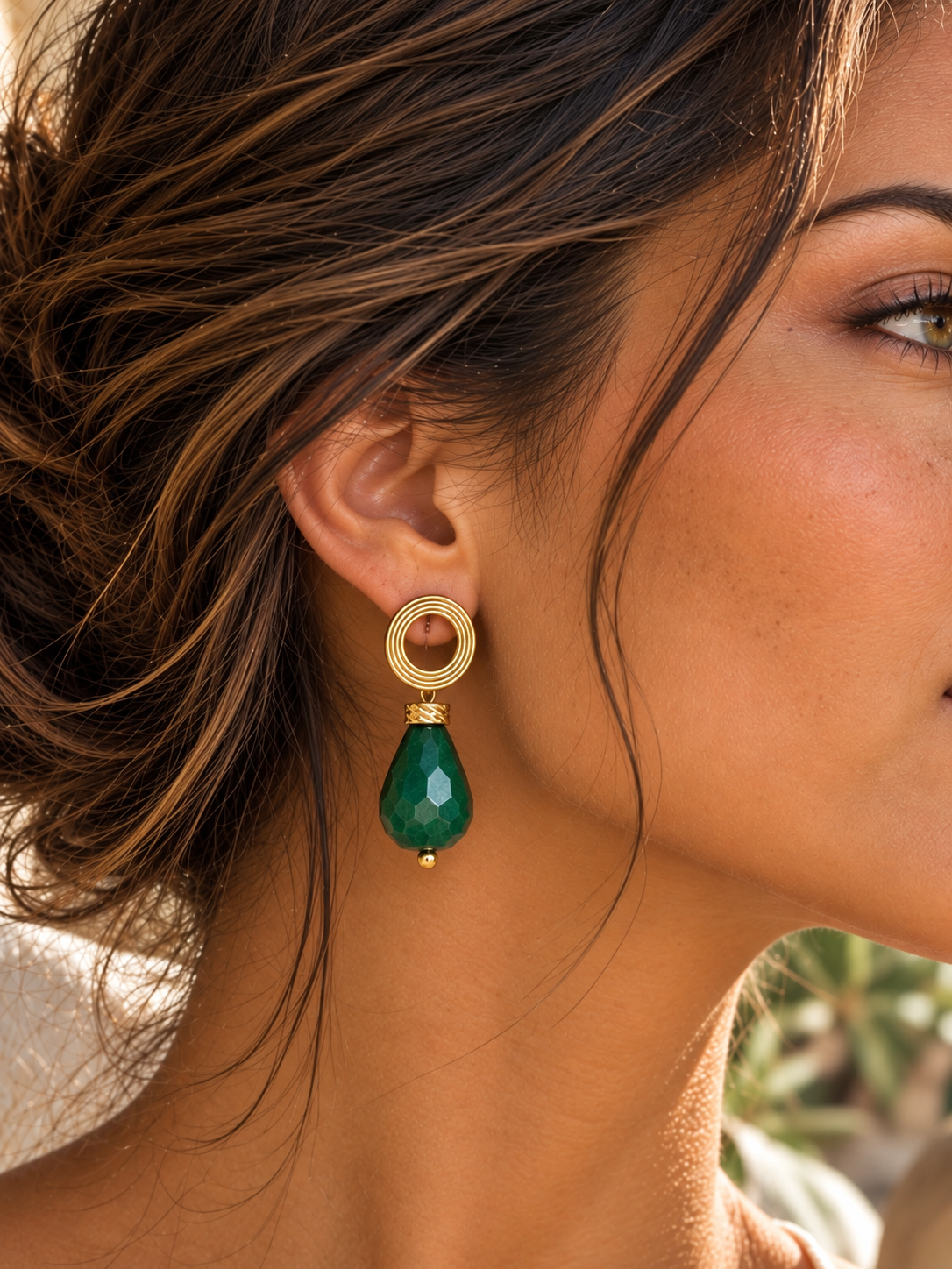 Aros bañados en oro con piedra natural verde