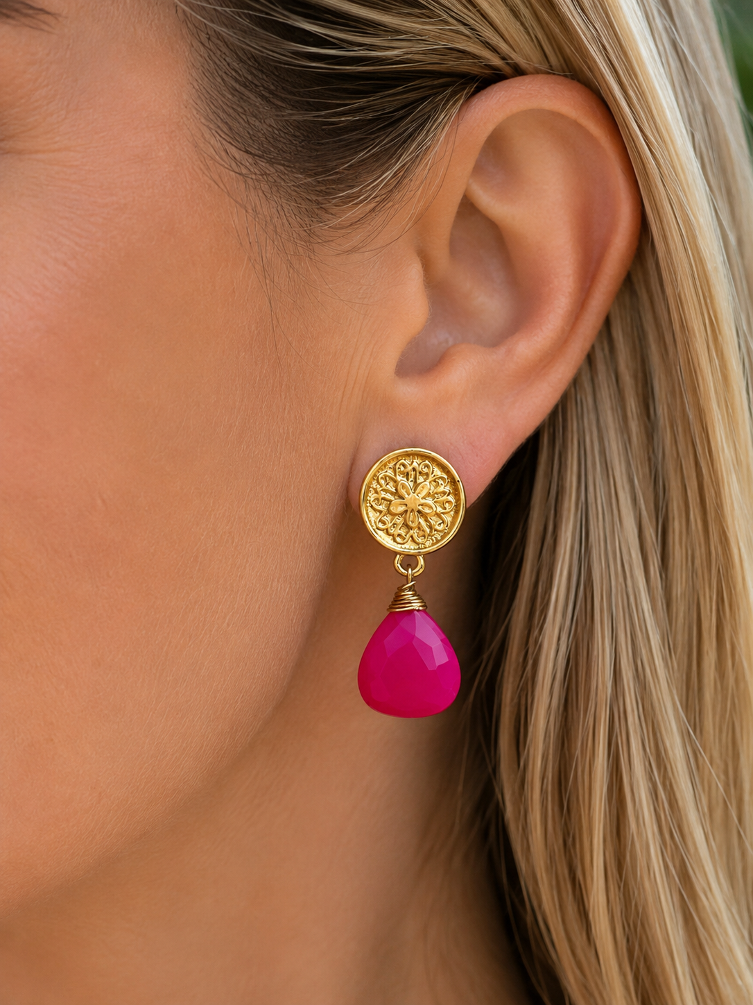 Aros Hippie Chic bañados en oro con alegre piedra natural Calcedonia fucsia facetada y embarrilada con hilo de oro.. Largo 3 cm.